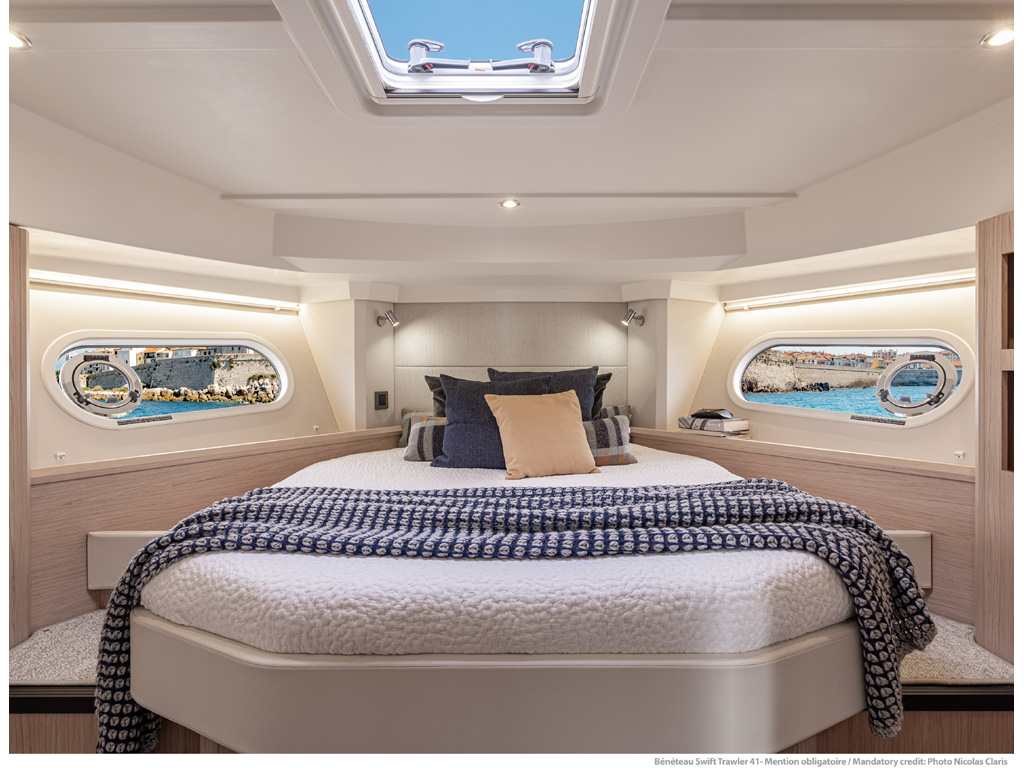 Bénéteau. Swift Trawler 41. Nella coperta al piano inferiore, si trovano le tre cabine di bordo che ospitano comodamente sette passeggeri. Photo Nicolas Claris.