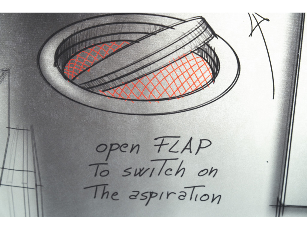 Elica. “NikolaTesla Switch”. Nel disegno il flap centrale che attiva il sistema aspirante. Il disco può ruotare a 360° ed è disponibile con doppia finitura estetica, da un lato vetro e dall’altro ghisa o acciaio. Il prodotto è previsto in versione filtrante o aspirante. (photo Marco Scarpa)