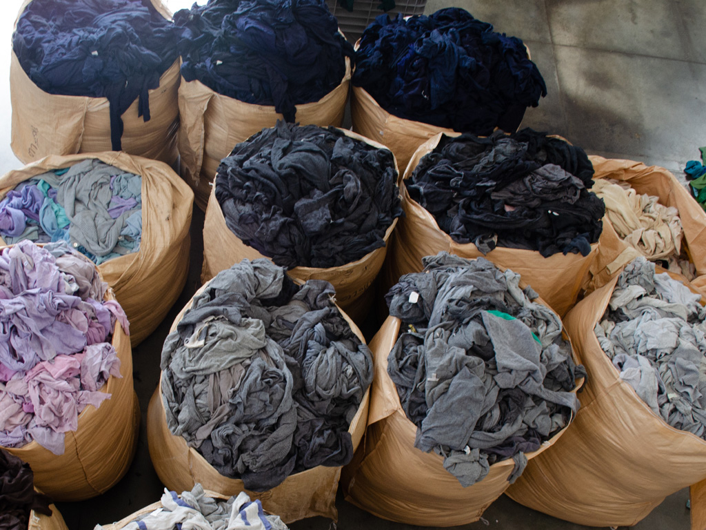 Tesma Cashmere. Vecchie maglie in cashmere rinascono a nuova vita attraverso una tecnica centenaria, tipica della zona di Prato, la