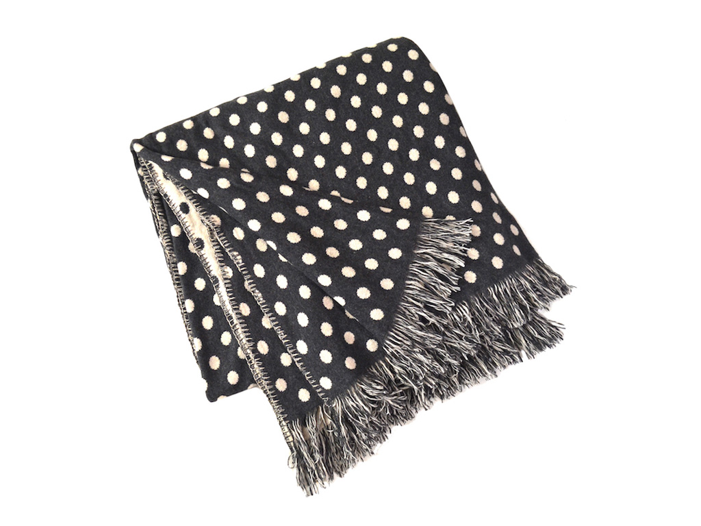Tesma Cashmere. Sotto il marchio Mate vengono prodotti e distribuiti, maglieria, gilè, pullover, mantelle, cardigan, giacche e cappotti. Cappelli e sciarpe per uomo e per donna. E, per la casa, coperte e cuscini.
