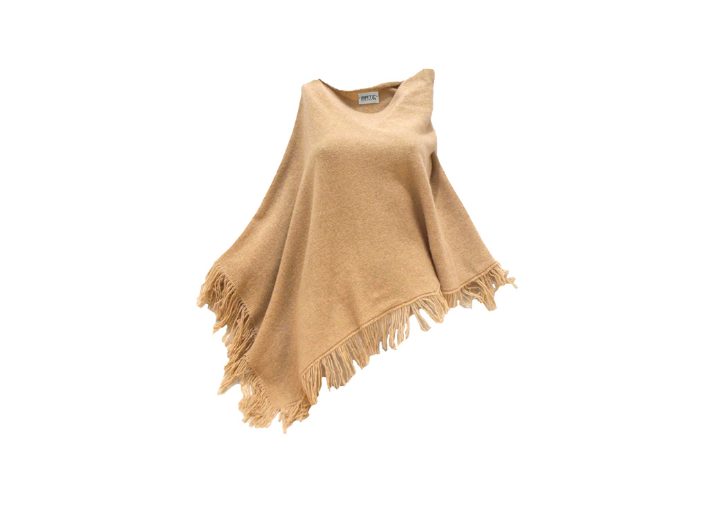 Tesma Cashmere. Sotto il marchio Mate vengono prodotti e distribuiti, maglieria, gilè, pullover, mantelle, cardigan, giacche e cappotti. Cappelli e sciarpe per uomo e per donna. E, per la casa, coperte e cuscini.