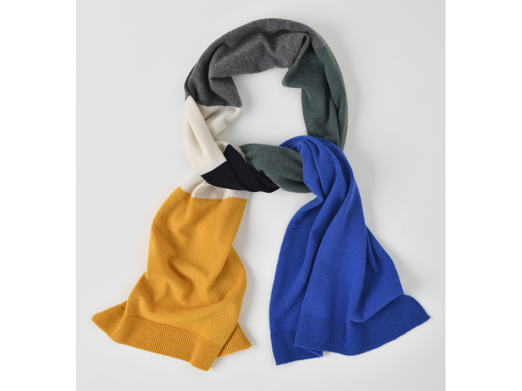 Tesma Cashmere. Sotto il marchio Mate vengono prodotti e distribuiti, maglieria, gilè, pullover, mantelle, cardigan, giacche e cappotti. Cappelli e sciarpe per uomo e per donna. E, per la casa, coperte e cuscini.