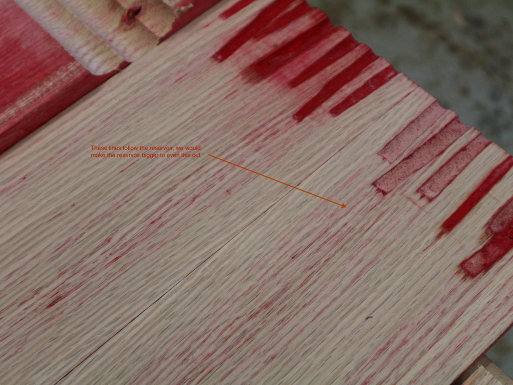 The Blushing Bar. La colorazione segue le venature della quercia rossa americana (nome tecnico xylema= il tessuto vascolare delle piante che lascia passare l’acqua e le sostanze nutritive).