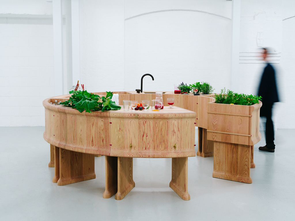 Blushing Bar. Nato da una collaborazione tra gli architetti Chan+Eayrs e Sebastian Cox con AHEC American Hardwood Export Council che insieme hanno creato questo banco bar per preparare beverage di qualsiasi natura e tipo. Sono dieci moduli che si incastrano tra loro, formando una struttura circolare, tinti con una nuova tecnica che ne fa risaltare colore e venature.