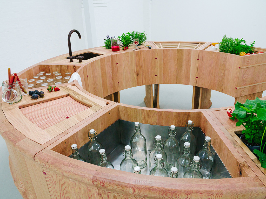 Blushing Bar. Nato da una collaborazione tra gli architetti Chan+Eayrs e Sebastian Cox con AHEC American Hardwood Export Council che insieme hanno creato questo banco bar per preparare beverage di qualsiasi natura e tipo. Nell’immagine i dettagli dei ripiani e dei contenitori.