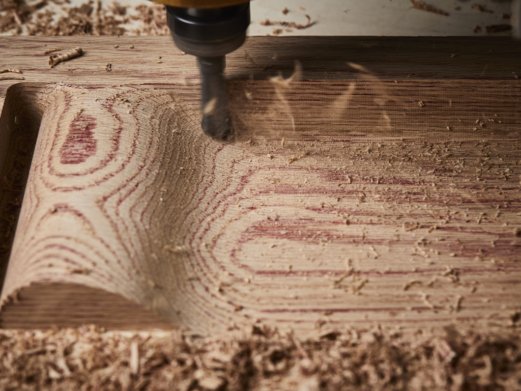 Blushing Bar. La vera innovazione di questo progetto è nella tecnica di tintura del legno, capace di esaltarne le venature e il colore naturale.