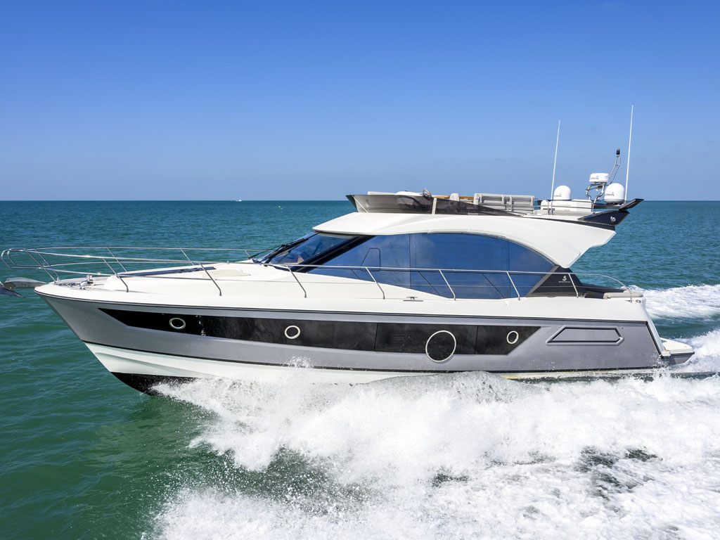 Bénéteau. Modello Monte Carlo 52. La carena a V è stata creata in collaborazione con la studio MICAD.