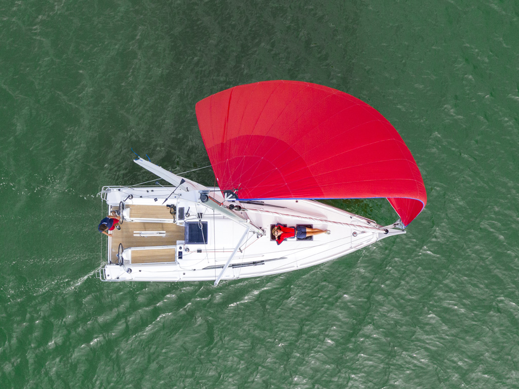 Bénéteau. Oceanis 30.1. Estetica e stile contraddistinguono il più piccolo modello della gamma crociera della casa nautica francese, dalle dimensioni trasportabili e un’abitabilità fuori dal comune.