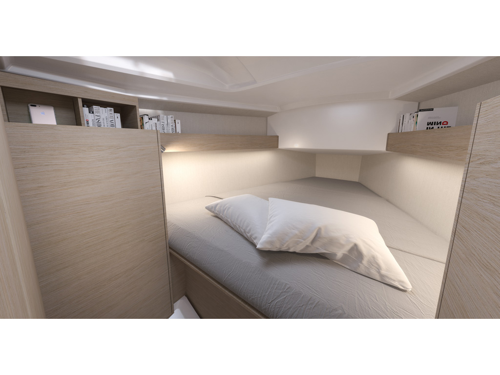 Bénéteau. Oceanis 30.1.La cabina doppia di prua. Gli spazi sono stati sfruttati al meglio. Oltre ad un’entrata accogliente, l’altezza in cabina, grazie all’inserimento dei pagliolati nella struttura della barca, è di 1 metro e 85 centimetri mentre il letto misura in larghezza 1,60 metri.