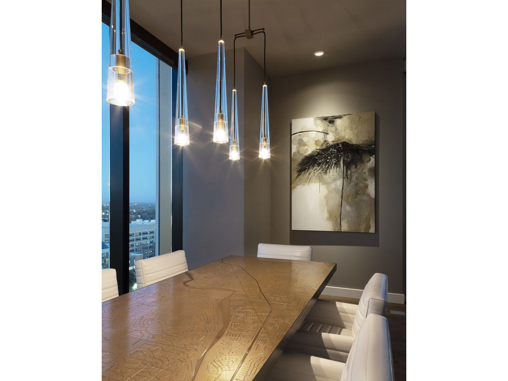 Benning Design Construction. Una serie di lampade a sospensione valorizza il piano del tavolo. Si tratta di un pannello in ottone tagliato a laser sul quale è incisa la mappa della città di Sacramento. Un omaggio alla città natale del committente e alla sua passione per la cartografia.