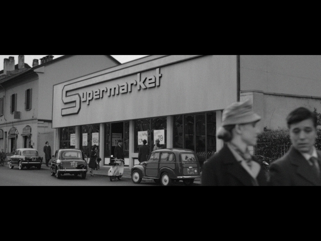 Esselunga. Frame della campagna, “Più la conosci, più t’innamori”, dell’agenzia Armando Testa. In occasione delle riprese a Milano è stata ricostruita la facciata del primo supermercato della catena, datato 1957 anno dell’apertura. È stata inoltre riprodotta anche l’ambientazione degli anni ’50 con le auto e la moda dell’epoca.