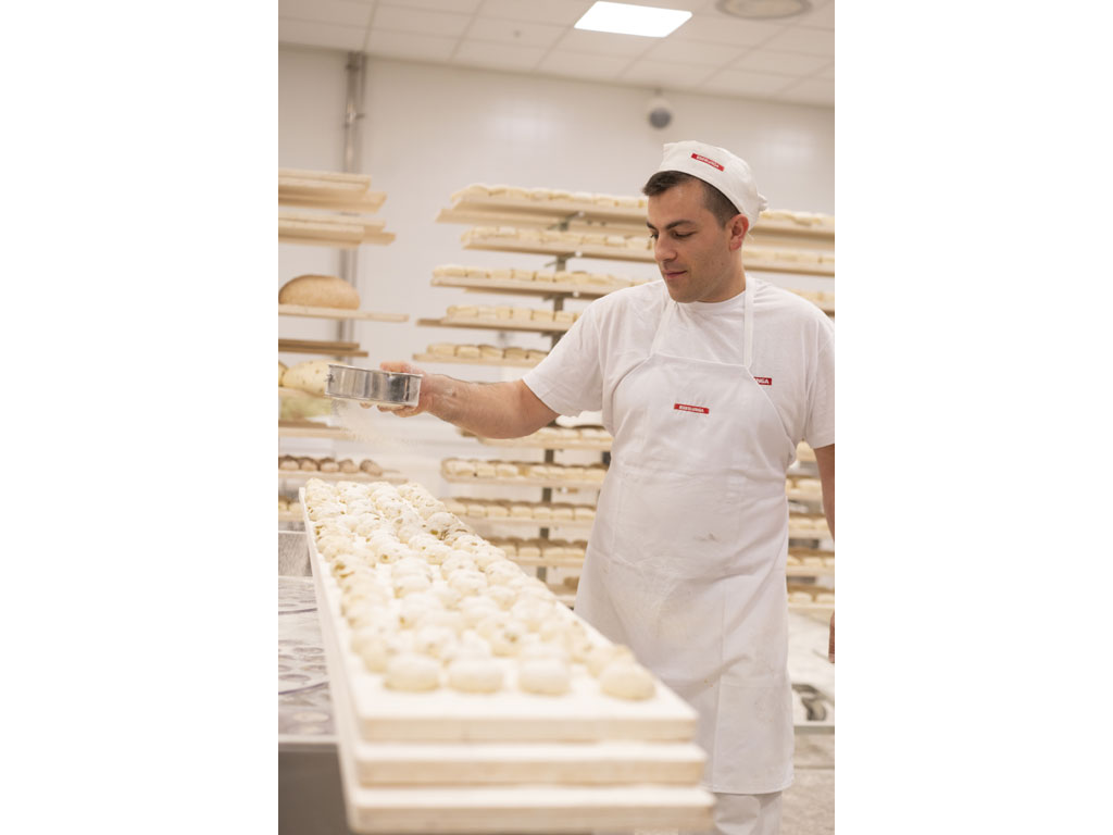Esselunga. Conta 130 panifici con una produzione di pane fresco 7 giorni su 7 con sfornate fino alle 18.00. Sono 32.250 le tonnellate di farina utilizzate nell’arco di tutto l’anno.