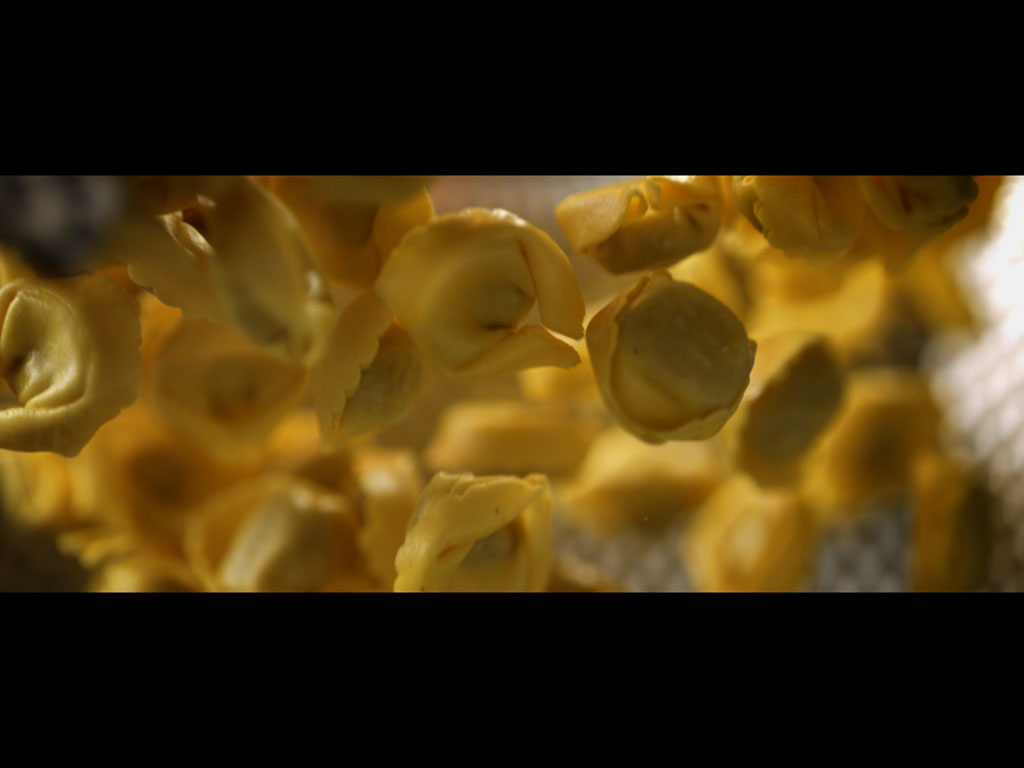 Esselunga. Frame della campagna, “Più la conosci, più t’innamori”, dell’agenzia Armando Testa. La pasta fresca, prodotta nello stabilimento di Parma, è realizzata solo con semola di grano duro e uova italiane da allevamento a terra senza l’aggiunta di acqua. Per il ripieno dei ravioli di ragù al vitello, si cucina un vero arrosto di vitello, su letto di patate, in un forno tradizionale.