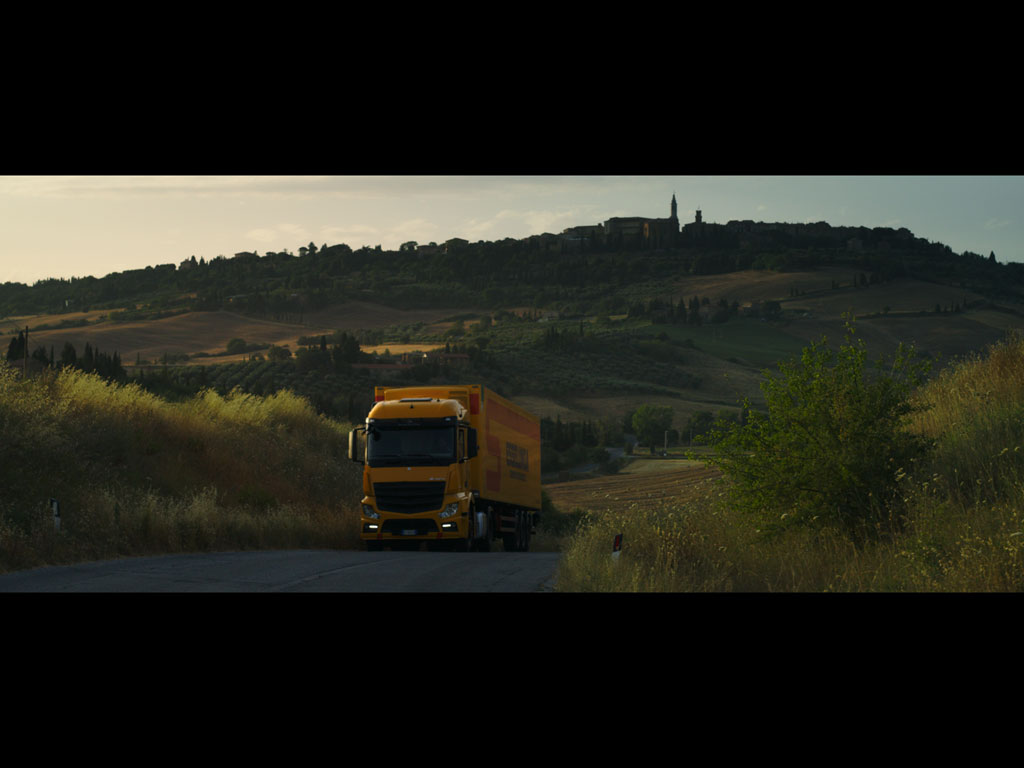 Esselunga. Frame della campagna, “Più la conosci, più t’innamori”, dell’agenzia Armando Testa. Le scene dello spot si sono articolate tra il superstore di Vimercate – per l’occasione la facciata è stata ricostruita esattamente come nel 1957, anno d’apertura del primo supermercato - le colline della Toscana e la Val Tidone.