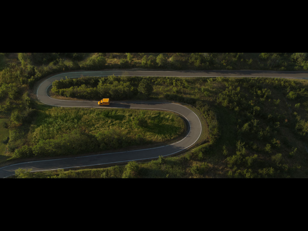 Esselunga. Frame della campagna, “Più la conosci, più t’innamori”, dell’agenzia Armando Testa. Le riprese dello spot si sono articolate tra il superstore di Vimercate, le colline della Toscana e la Val Tidone dove si trova l’evocativo tornante a “S”.