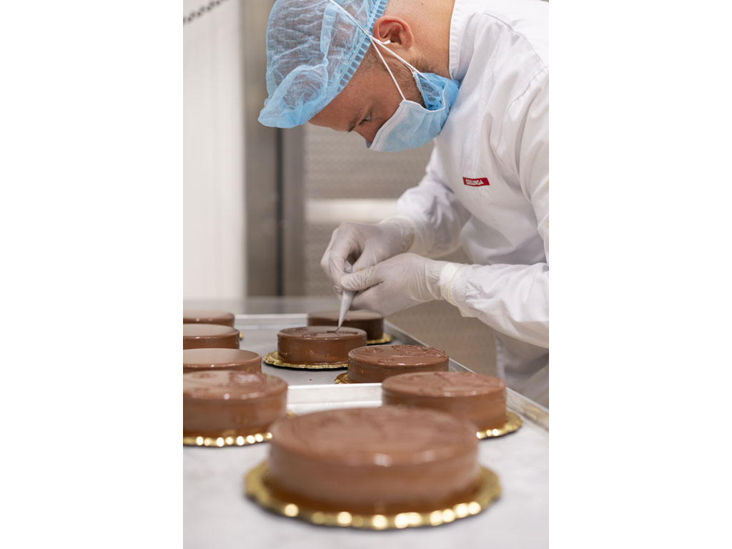 Esselunga. La torta Vienna, nell’immagine, è realizzata all’interno del laboratori della pasticceria Elisenda a cui si affiancano i cannoncini di foglia che, in fase di acquisto in negozio, vengono farciti con crema e i macaron preparati freschi ogni mattina e uniti a mano.