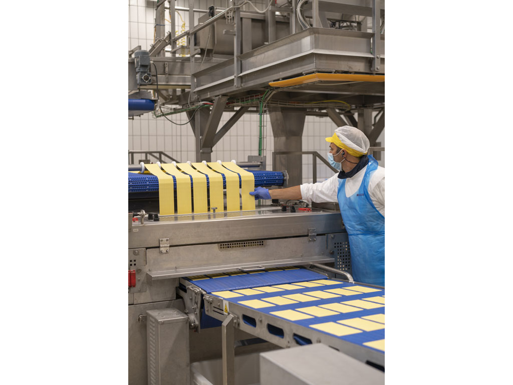 Esselunga. La pasta fresca, prodotta nello stabilimento di Parma, è realizzata solo con semola di grano duro e uova italiane da allevamento a terra senza l’aggiunta di acqua. Nell’immagine i rettangoli per realizzare la lasagna, unica perché oltre alla pasta fresca vengono impiegati, sempre di Esselunga, ragù al vitello e besciamella che viene dosata riproducendo il gesto della cucchiaiata. La ricetta risale all’Impero Romano con il “De Re Coquinaria” di Marco Gavio Apicio.