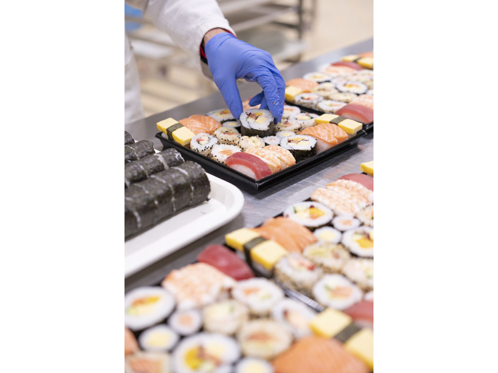 Esselunga. Il riso utilizzato per la preparazione di sushi, conta 49 referenze, è una pregiata e tipica varietà orientale della cucina giapponese coltivata in Italia (riso Yume Nishiki, varietà Koshihikari).