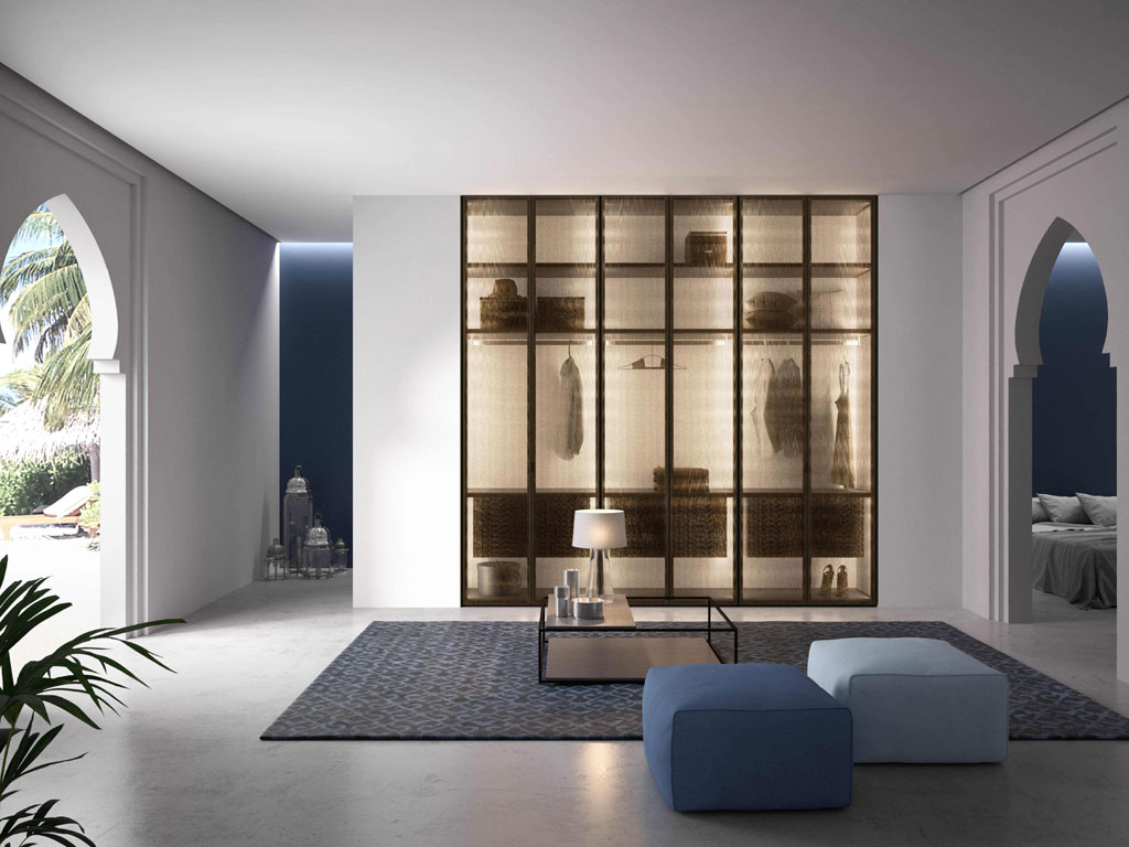 Albed. “Solo”, grazie alla modularità degli elementi e ai numerosi accessori disponibili (cassettiere, mensole, porta scarpe, porta camicie, mobili a giorno, etc…), può essere declinata in diverse soluzioni: a parete, a soffitto, free-standing e in nicchia. Un sistema versatile che permette di personalizzare qualsiasi spazio assecondando l’architettura di una stanza o dividendo un ambiente.