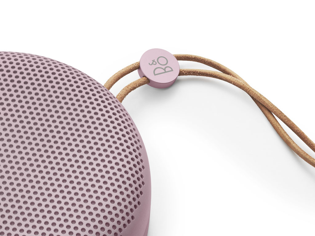 Bang & Olufsen. Beoplay A1. Dettaglio di Beoplay A1 lo speaker Bluetooth portatile con prestazioni all’avanguardia con la funzione per telefonare. Grazie alla sua dimensione contenuta, rappresenta lo speaker ideale per chi è sempre in movimento, ama il design e cerca un suono straordinario (prezzo consigliato Euro 250).