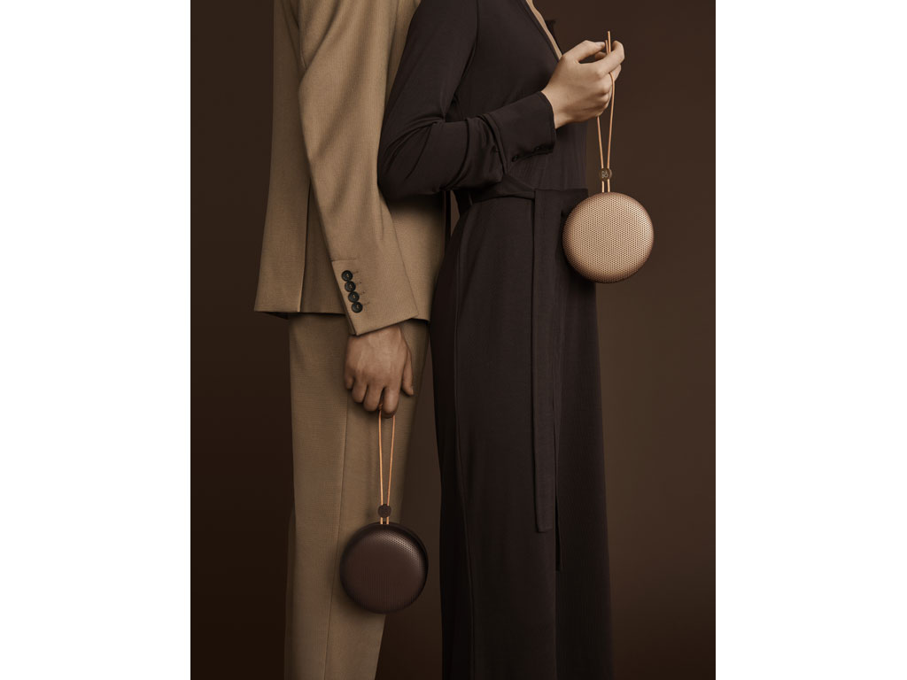 Bang & Olufsen. Beoplay A1 lo speaker Bluetooth portatile con prestazioni all’avanguardia con la funzione per telefonare. Grazie alla sua dimensione contenuta, rappresenta lo speaker ideale per chi è sempre in movimento, ama il design e cerca un suono straordinario (prezzo consigliato Euro 250).