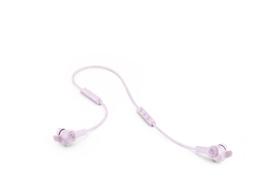 Bang & Olufsen. Beoplay E6 gli auricolari wireless in ear, leggeri e dotati del Bang & Olufsen Signature Sound e una vestibilità sicura ed ergonomica per uno stile di vita in movimento. Con un forte basso e un suono potente sono stati realizzati per agli amanti della musica più esigenti, con materiali durevoli e un design resistente agli spruzzi e alla polvere (prezzo consigliato Euro 300).