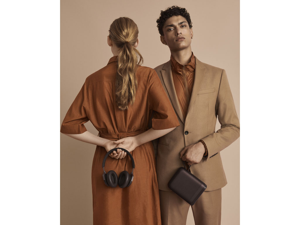 Bang & Olufsen. Nell’immagine Beoplay H9 le cuffie over-ear wireless, top di gamma di Bang & Olufsen che offrono un’elevata vestibilità grazie ai cuscinetti in pelle morbida. Combinano l’Active Noise Cancellation (la cancellazione del rumore esterno), un’innovativa interfaccia touch in alluminio, i controlli di assistenza vocale e il Signature Sound di Bang & Olufsen. Nessun rumore, solo musica allo stato puro. Fino a 25 ore di autonomia (prezzo consigliato Euro 500). Inotre lo speaker portatile Beoplay P6 dal suono potente. Offre un’intensa esperienza acustica, mentr il suono True360 assicura una dispersione equilibrata del suono. Per chi desidera scoprire il Signature Sound di Bang & Olufsen a casa o all’aperto (prezzo consigliato Euro 400).