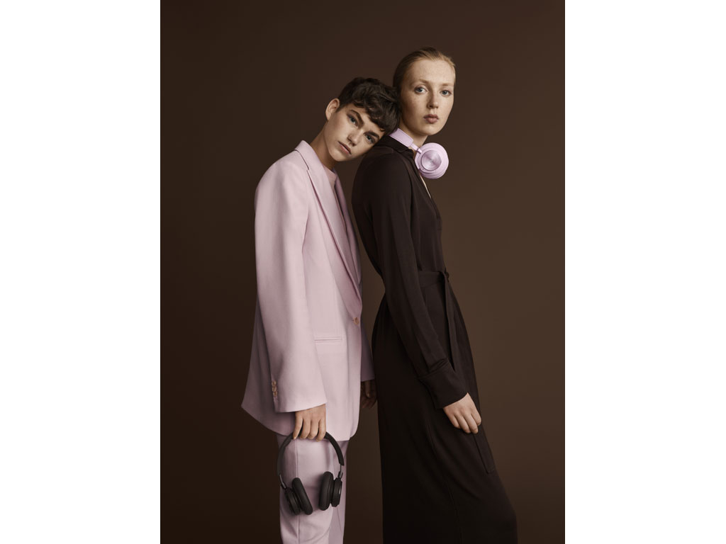 Bang & Olufsen. Beoplay H9 le cuffie over-ear wireless, top di gamma di Bang & Olufsen che offrono un’elevata vestibilità grazie ai cuscinetti in pelle morbida. Combinano l’Active Noise Cancellation (la cancellazione del rumore esterno), un’innovativa interfaccia touch in alluminio, i controlli di assistenza vocale e il Signature Sound di Bang & Olufsen. Nessun rumore, solo musica allo stato puro. Fino a 25 ore di autonomia (prezzo consigliato Euro 500).