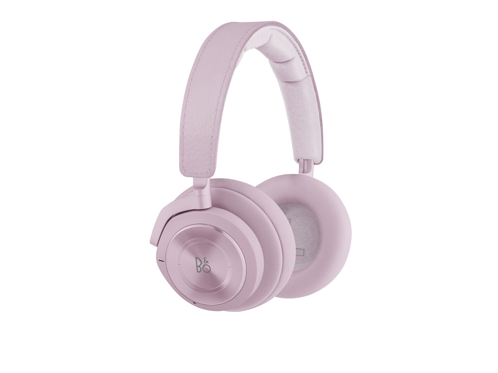 Bang & Olufsen. Beoplay H9 cuffie over-ear wireless, top di gamma della casa danese che offrono un’elevata vestibilità grazie ai cuscinetti in pelle morbida. Combinano l’Active Noise Cancellation (la cancellazione del rumore esterno), un’innovativa interfaccia touch in alluminio, i controlli di assistenza vocale e il Signature Sound di Bang & Olufsen. Nessun rumore, solo musica allo stato puro. Fino a 25 ore di autonomia (prezzo consigliato Euro 500).
