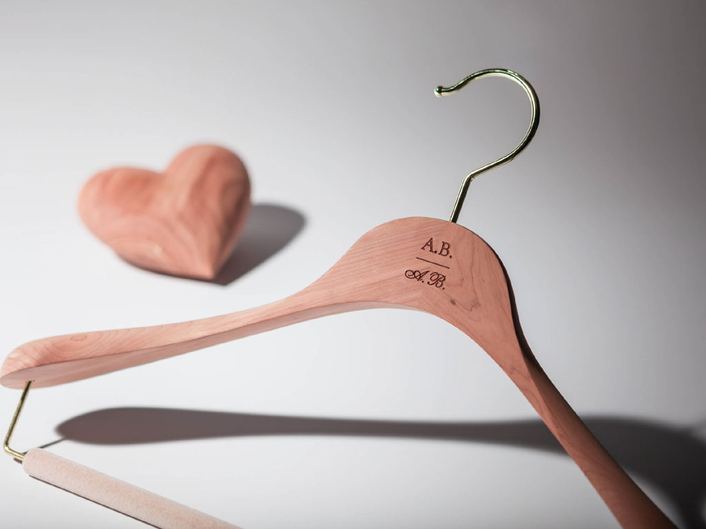 Toscanini. I portabiti in legno di cedro hanno una doppia funzionalità. Il cedro rosso, infatti, è un antitarme naturale. La collezione propone il portabito “Alberto”, per uomo e donna, con asta antiscivolo o con clips, entrambe le versioni con gancio in ottone. Anche i modelli della “Linea Cedro” possono essere personalizzati con le proprie iniziali.