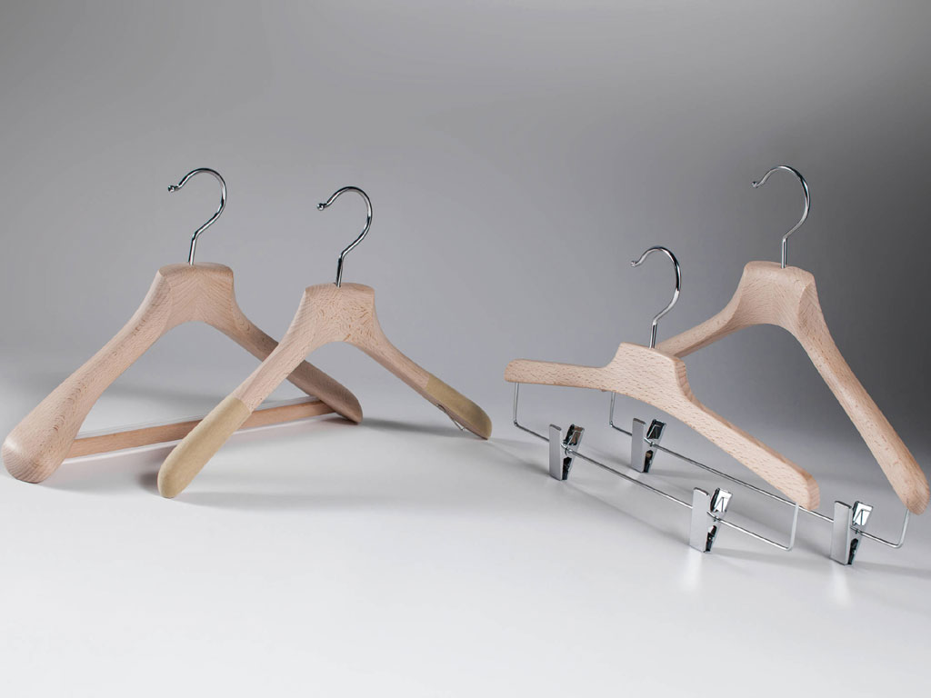 Toscanini. Il portabito simbolo della collezione “Toscanini SuMisura®” è “Marcello”, in legno di faggio, proposto nella finitura naturale, wengé o noce canaletto e con gancio cromato oppure in ottone. La forma del portabito e lo spessore della spalla sono gli stessi sia nell’uomo che nella donna. I modelli si differenziano solo nella misura/larghezza e negli accessori (clips, mollette fermaspalline e flock sulle spalline per la linea donna). La linea per l’uomo è costituita da Marcello Giacca, Marcello Pantaloni, Marcello Camicia e Marcello Casual. Per la donna (nella foto) sono proposti i modelli Marcello Giacca con clips o con asta, Marcello Pantaloni, Marcello Casual con clips o molletta ferma spalline per i top e gli abiti leggeri. Tutti i modelli sono personalizzabili con le proprie iniziali, con la possibilità di scegliere tra due font diversi.