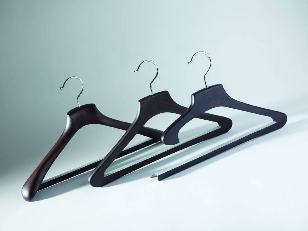 Toscanini. Il portabito simbolo della collezione “Toscanini SuMisura®” è “Marcello”, in legno di faggio, proposto nella finitura naturale, wengé o noce canaletto e con gancio cromato oppure in ottone. La forma del portabito e lo spessore della spalla sono gli stessi sia nell’uomo che nella donna. I modelli si differenziano solo nella misura/larghezza e negli accessori (clips, mollette fermaspalline e flock sulle spalline per la linea donna). La linea per l’uomo (nella foto) è costituita da Marcello Giacca, Marcello Pantaloni, Marcello Camicia e Marcello Casual. Per la donna sono proposti i modelli Marcello Giacca con clips o con asta, Marcello Pantaloni, Marcello Casual con clips o molletta ferma spalline per i top e gli abiti leggeri. Tutti i modelli sono personalizzabili con le proprie iniziali, con la possibilità di scegliere tra due font diversi.