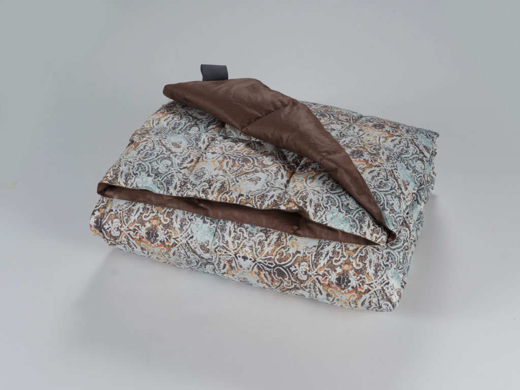 Cinelli Piume e piumini. Modello “P073”. Con imbottitura in puro piumino d’oca bianca ungherese i “plaid Soft” sono utili per godersi un momento di relax in soggiorno, in veranda o all’aria aperta. Rivestiti in microfibra, in cotone o poliestere hanno pattern che spaziano da geometrie vintage a romantici decori effetto acquerello, declinati in un’ampia gamma di colori.