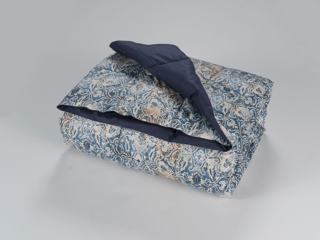 Cinelli Piume e piumini. Modello “P074”. Con imbottitura in puro piumino d’oca bianca ungherese i “plaid Soft” sono utili per godersi un momento di relax in soggiorno, in veranda o all’aria aperta. Rivestiti in microfibra, in cotone o poliestere hanno pattern che spaziano da geometrie vintage a romantici decori effetto acquerello, declinati in un’ampia gamma di colori.