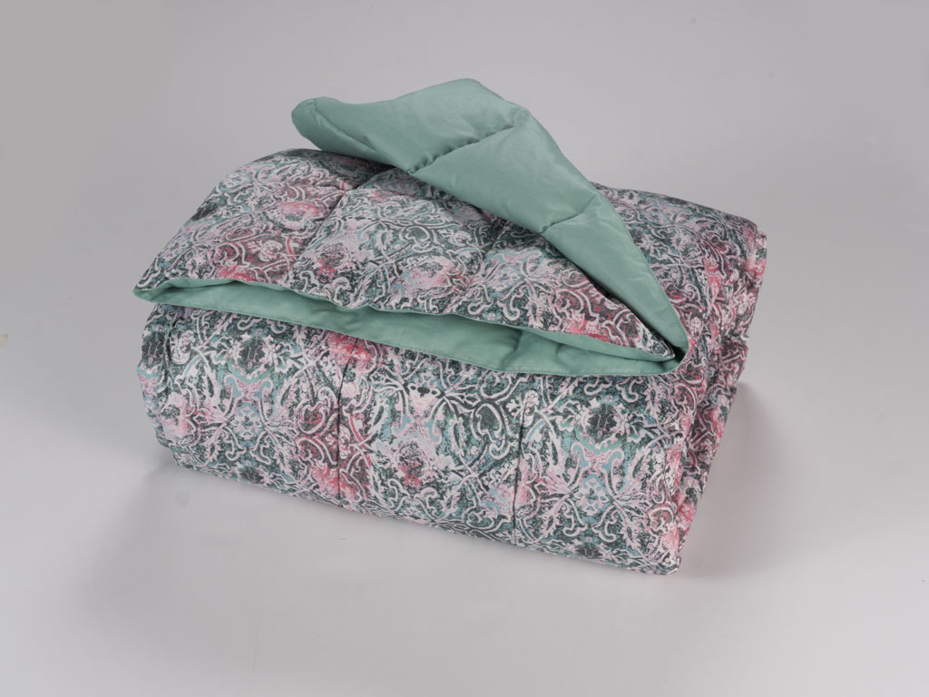Cinelli Piume e piumini. Modello “P075”. Con imbottitura in puro piumino d’oca bianca ungherese i “plaid Soft” sono utili per godersi un momento di relax in soggiorno, in veranda o all’aria aperta. Rivestiti in microfibra, in cotone o poliestere hanno pattern che spaziano da geometrie vintage a romantici decori effetto acquerello, declinati in un’ampia gamma di colori.