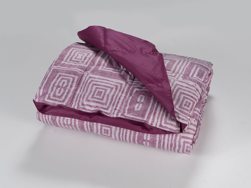Cinelli Piume e piumini. Modello “P084”. Con imbottitura in puro piumino d’oca bianca ungherese i “plaid Soft” sono utili per godersi un momento di relax in soggiorno, in veranda o all’aria aperta. Rivestiti in microfibra, in cotone o poliestere hanno pattern che spaziano da geometrie vintage a romantici decori effetto acquerello, declinati in un’ampia gamma di colori.