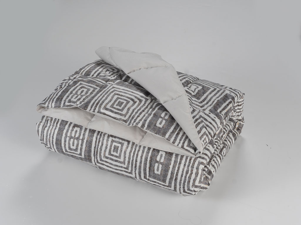 Cinelli Piume e piumini. Modello “P085”. Con imbottitura in puro piumino d’oca bianca ungherese i “plaid Soft” sono utili per godersi un momento di relax in soggiorno, in veranda o all’aria aperta. Rivestiti in microfibra, in cotone o poliestere hanno pattern che spaziano da geometrie vintage a romantici decori effetto acquerello, declinati in un’ampia gamma di colori.