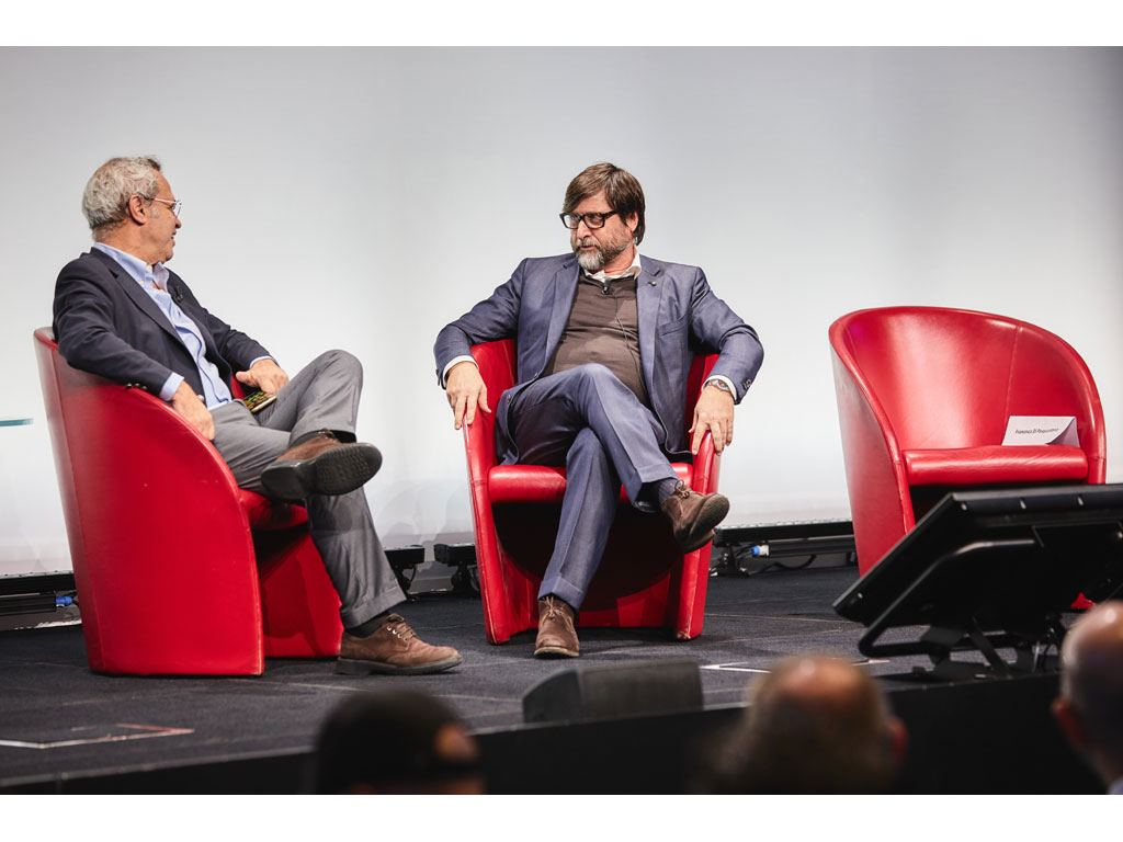 Pambianco Strategie di Impresa. Enrico Mentana, giornalista e direttore del TG di La7 con Claudio Marenzi, Presidente di Herno, brand di piumini che ha strutturato la propria crescita su qualità e sostenibilità.
