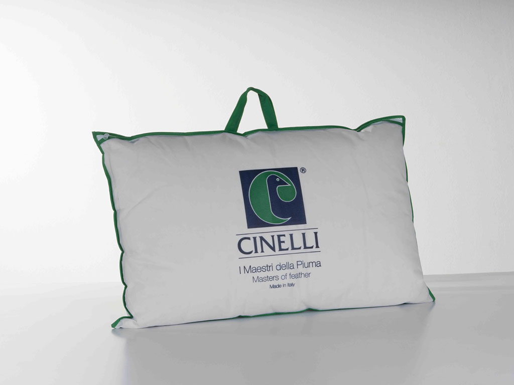 Cinelli Piume e Piumini. Guanciale Cervino. Imbottitura formata da 90% piumino d’oca e 10% piccolissime piume E rivestimento 100% in cotone. Finitura che corre per tutto il perimetro in cordoncino coda di topo, tono su tono. Dimensione: 50x75 cm.