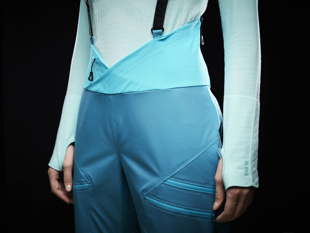 Helly Hansen. W Powderqueen Bib Pant (Nr. 65643). Costruzione in tessuto a 2 strati. Tessuto completamente elasticizzato 4-way. Rinforzo nell'interno gamba sul fondo della gamba esterno e interno. Cuciture completamente termosaldate. Impermeabili, antivento e traspiranti. Trattamento idrorepellente DWR (Durable Water Repellency). Costruzione comoda della salopette con grande tasca a soffietto sul petto. Bretelle elastiche regolabili. Passanti per cintura compatibili con ghetta antineve integrata nella giacca. Sistema RECCO® Advanced Rescue. Costruzione con seduta e ginocchia preformate per una migliore vestibilità. Ghette antineve integrate. Vita regolabile con velcro. Doppie tasche per le mani sui fianchi, tasca cargo sulla coscia con costruzione a soffietto e tasca con zip con anello interno per un segnalatore. Zip YKK® Aquaguard™ impermeabili. Prezzo euro 280,00.