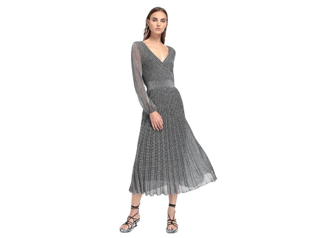 Missoni. L’abito in lamè ha la gonna interamente plissettata, fodera interna e una profonda scollatura a V.