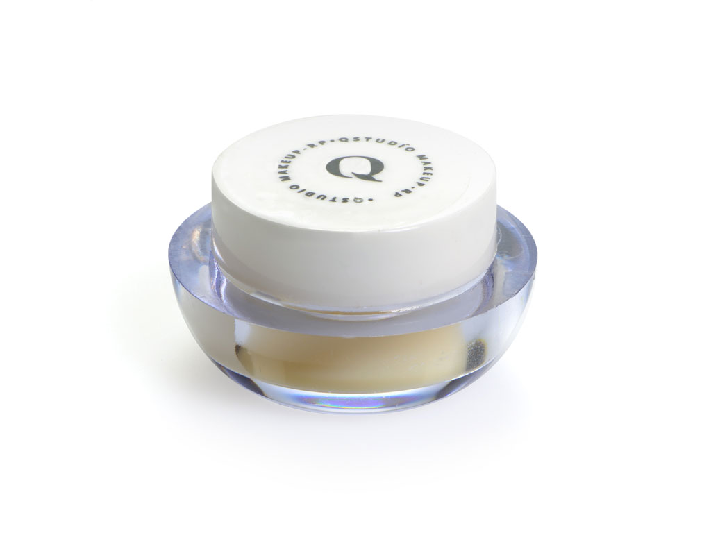 QStudio MakeUp-Rp. Special Lip Balm. Speciale balsamo per le labbra, idratante, emolliente, con burro di karitè. Rende le labbra morbide e vellutate. Prezzo euro 24,00. E Lip Balm alla Vaniglia con olio di Jojoba, olio di Argan, burro di Karitè e burro di Cacao arricchiti con vitamina E. Prezzo euro 19,00.