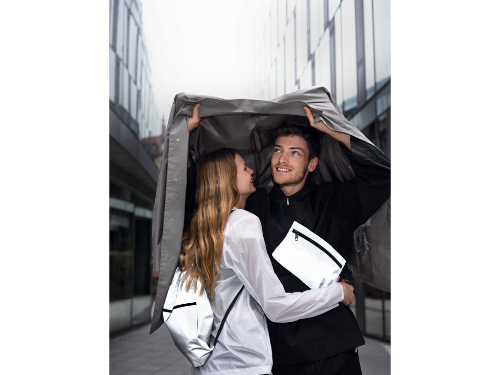 Reisenthel. Lo zaino mysac reflective e la beltbag reflective da utilizzarsi come marsupio o come borsa a tracolla. Realizzati in tessuto reflective. Dimensione: 27x17.5x1.5 cm. Euro 14.95.