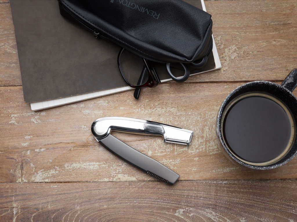 Remington. Rasoio Heritage MPT1000. Innovativo rasoio con design simile a quello del rasoio da barbiere. Design compatto e pieghevole, tascabile da portare con sé in viaggio. Lama di precisione larga 2,5 cm. Finitura cromata. Attivazione automatica all’apertura del rasoio. Pettine a doppio lato da riporre all’interno del manico. Funzionamento con 1 batteria AAA. Astuccio da viaggio. Prezzo euro 39,90.