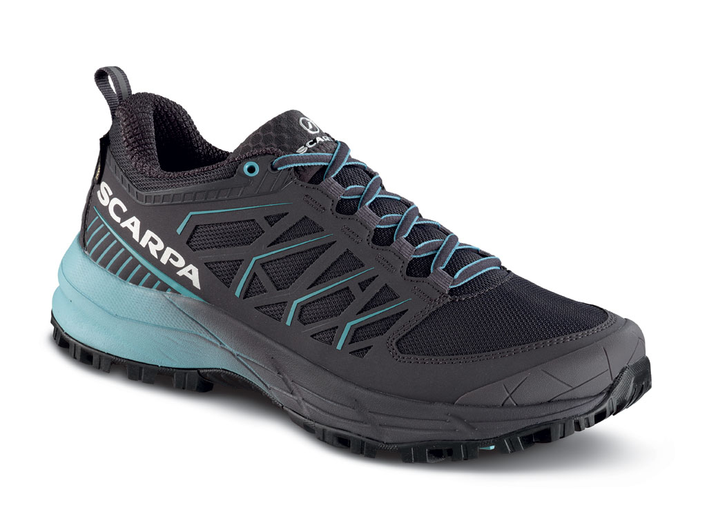 Scarpa®. Modello Proton XT GTX WMN appositamente realizzato per il piede femminile. Colore: Obsidian – Reef Water. Taglia: 36 – 42 (con mezze taglie). Peso: 315 g (mezzo paio tg.38). Drop: 8mm. Prezzo consigliato al pubblico euro 189,00.