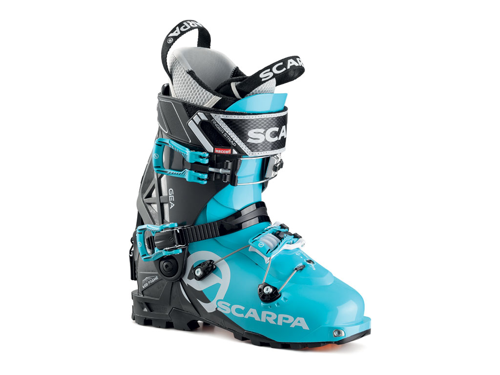 Scarpa® Gea. Colore: Scuba Blue/Anthracite. Taglia: 22,5 – 27 (con mezze taglie). Leve: 3. Peso: 1250 gr (25). Attacchi: Alpine Touring TLT. Scarpetta: Cross Fit Pro Flex Touring Wmn. Prezzo al pubblico consigliato euro 529,00.