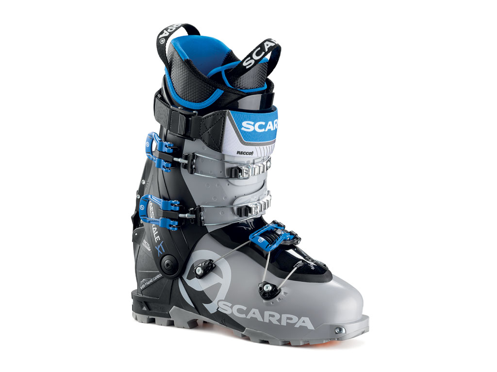 Scarpa®. Maestrale XT. Leve: 3. Forward Lean: 16°±2°. Suola: Vibram® /Scarpa® C8.AYMAN PRO SOLE. Peso: 1490 g (tg. 27). Taglie: 24,5 – 32. Attacchi: Alpine Touring – TLT. Scarpetta: SCARPA® Cross Fit Pro Flex Ride. Taglie: 24,5 – 32. Prezzo al pubblico consigliato euro 699,00.
