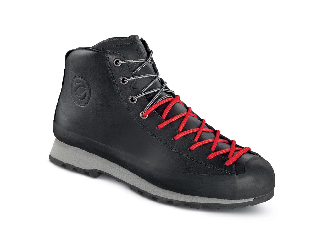 Scarpa®. Modello Zero8 GTX della collezione Urban Outdoor si ispira alla leggendaria scarpetta da arrampicata “Rock Star”, best seller degli anni ’70. Calzatura invernale per gli sportivi metropolitani, la tomaia è realizzata in morbida pelle pieno fiore idrorepellente con protezione in gomma. La fodera in Gore-Tex, membrana impermeabile e traspirante, garantisce il massimo comfort. La suola è in gomma Vibram®. Prezzo consigliato al pubblico euro 179,00.