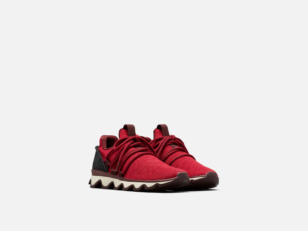 Sorel. Le Kinetic™ Lace - prezzo euro 139,99 - la versione allacciata delle Kinetic™ Sneak – prezzo euro 149,99 - dalla suola smerlata oversize. Progettate per distinguersi dalle normali sneakers, si presentano con una morbida tomaia in tessuto, una confortevole soletta in EVA e grandi lacci incrociati per il supporto del piede. Comfort e fascino sportivo-chic.