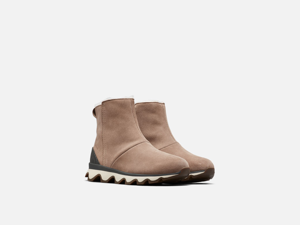 Sorel. Scarponcino Kinetic™ Short con tomaia in pelle scamosciata e stivaletto entrambi impermeabili per garantire un piede sempre asciutto. La fodera in micropile e l’imbottitura di 100 grammi per una comodità sicura. Prezzo euro 149,99.